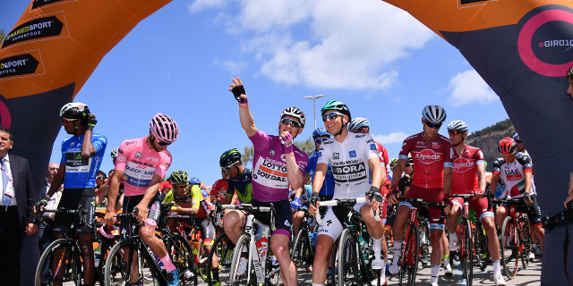 In corso la tappa del centesimo Giro d'Italia partita da Cefalù