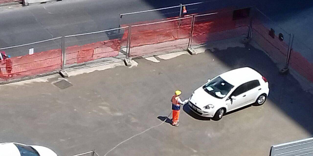 Cantiere in via Crispi, l'operaio lava l'auto