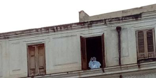 A piazza Pretoria papa Francesco benedice da una finestra, ma è una sagoma
